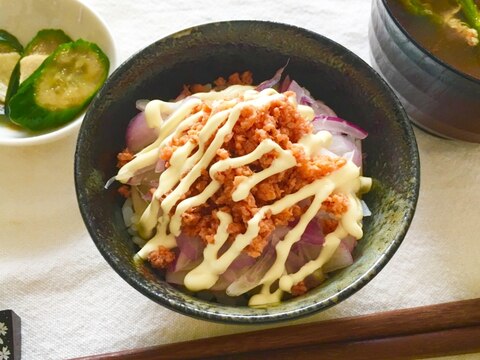 鮭フレークとシャキシャキ紫玉ねぎの簡単マヨ丼♡